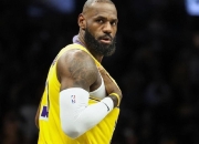 南宫体育-詹姆斯回归赛场，大胜首场状态亮眼，独行侠观众沸腾！的简单介绍