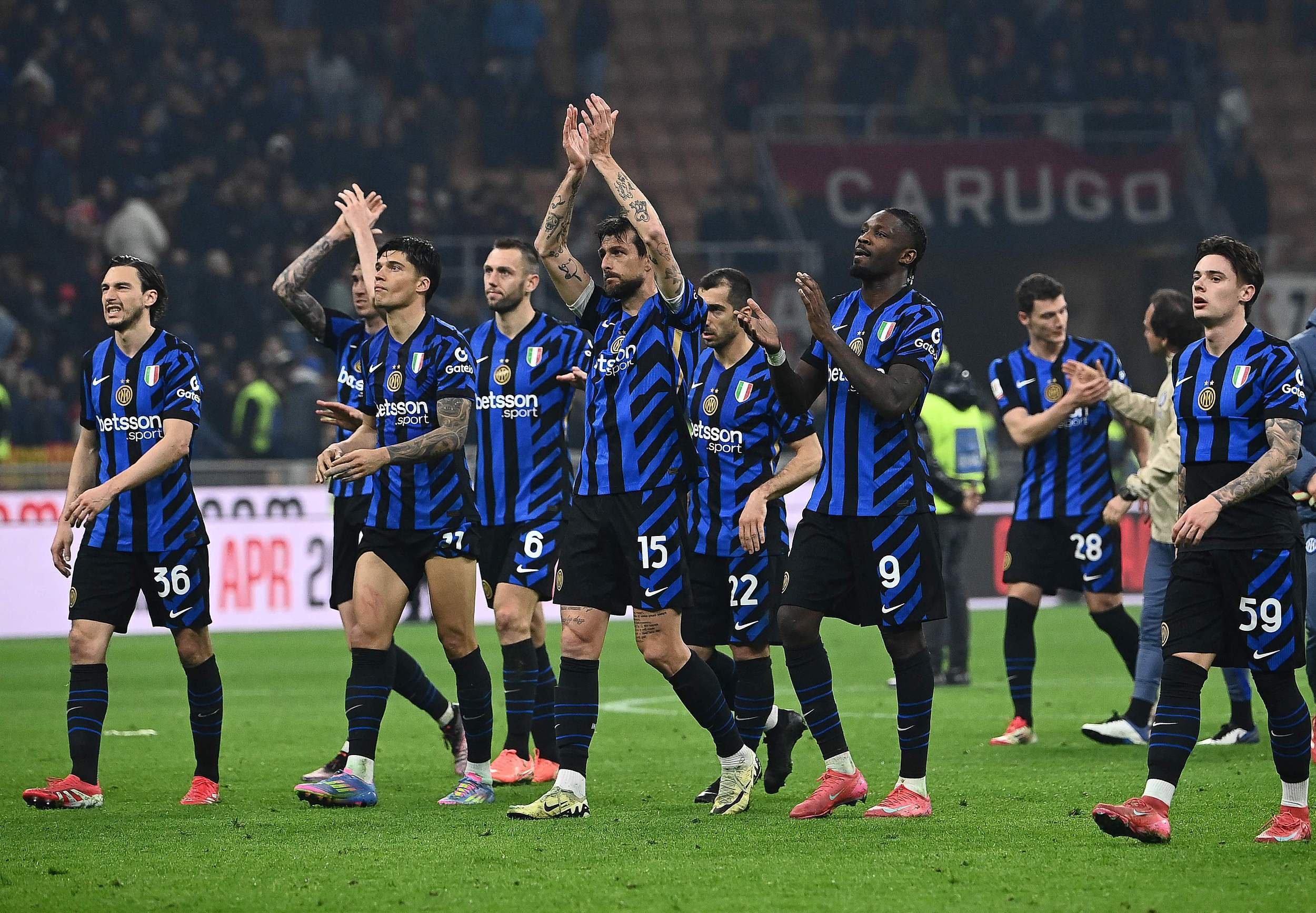 关于AC米兰训练开放日，赛后防线松动引欢呼，法国杯在即，临场指挥获称赞的信息