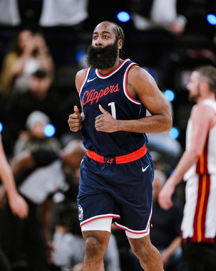 哈登连续十五场比赛得分超过势不可挡，篮网挑战极限！的简单介绍